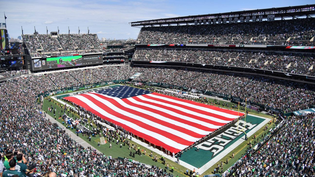 The crowd fills the stadium at Lincoln Financial Field in