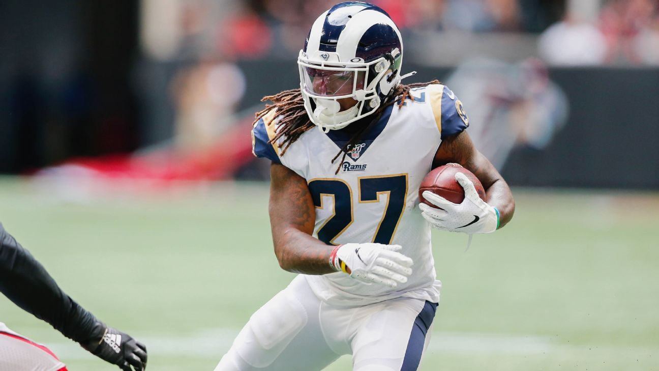 Atlanta Falcons running back Todd Gurley (21) runs the ball against the  Green Bay Packers during