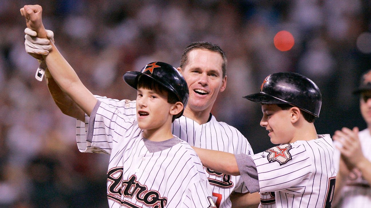 Former Ranger Bobby Witt Sr. catches foul ball hit by Royals' Bobby Witt Jr.,  his son