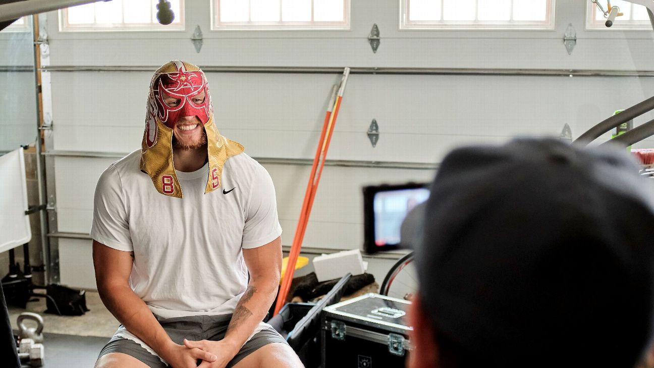 George Kittle with a Luchador Mask in his press conference 