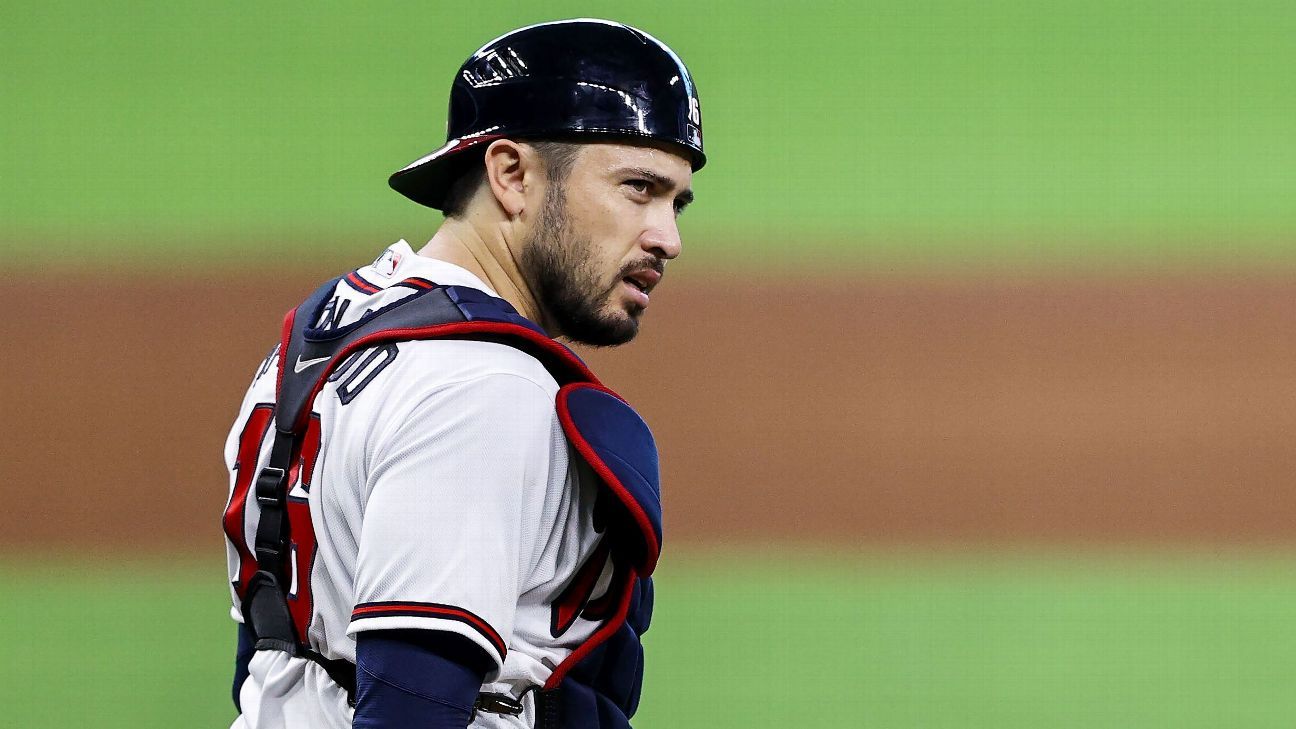 D'Arnaud hurt in plate collision, on concussion IL