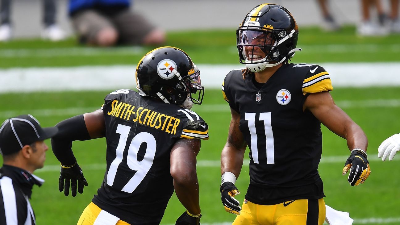 JuJu Smith-Schuster watched Steelers-Ravens with his helmet on