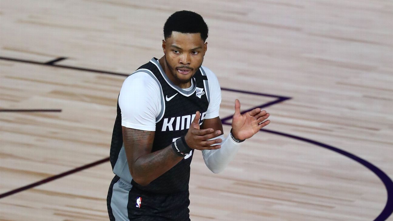 Kent Bazemore leaves Lakers' game early with foot injury - Sports