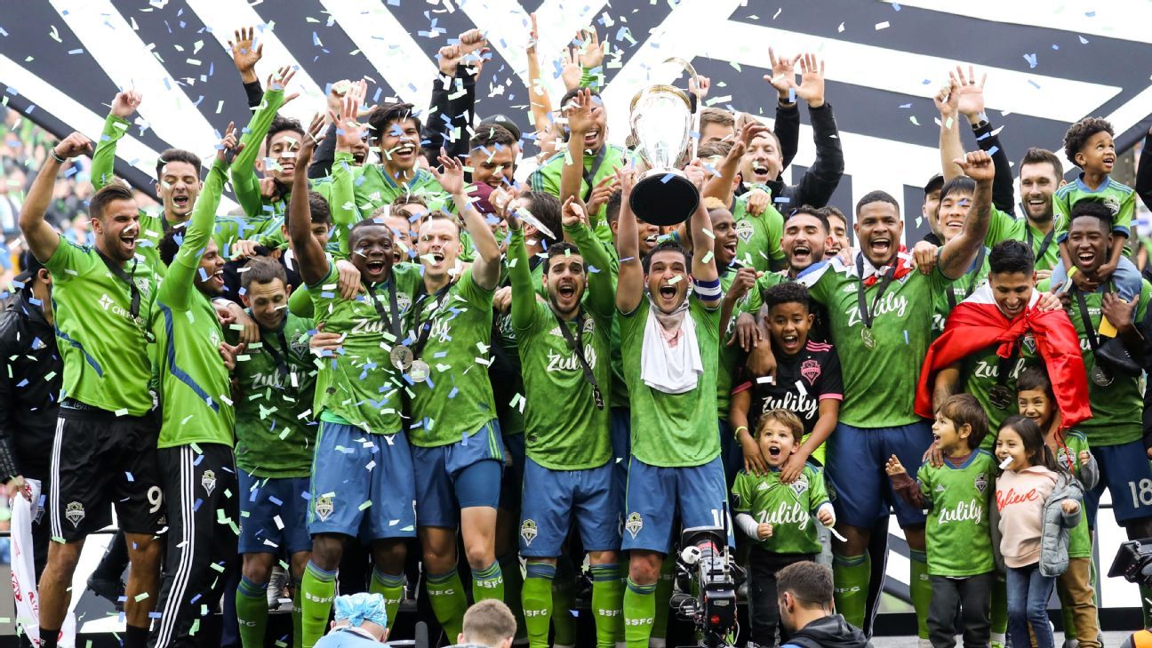 Clint Dempsey celebrates winning his first club trophy with 2014 US Open  Cup victory 