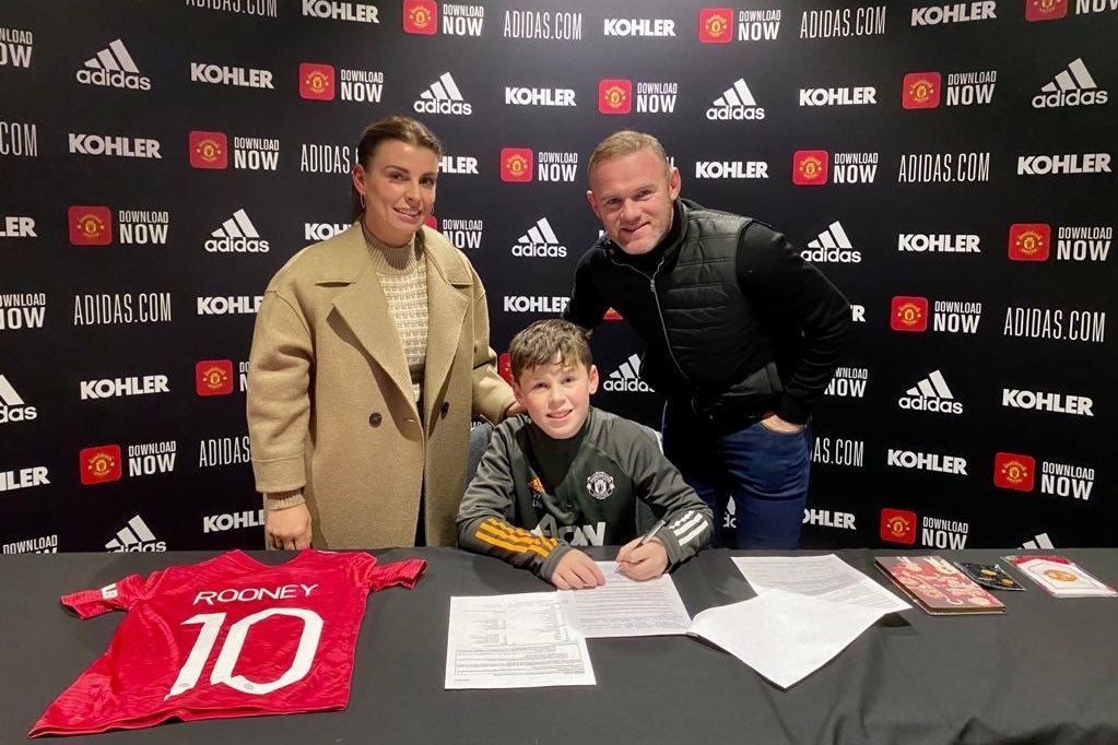 Hijo de Wayne Rooney firma con el Manchester United