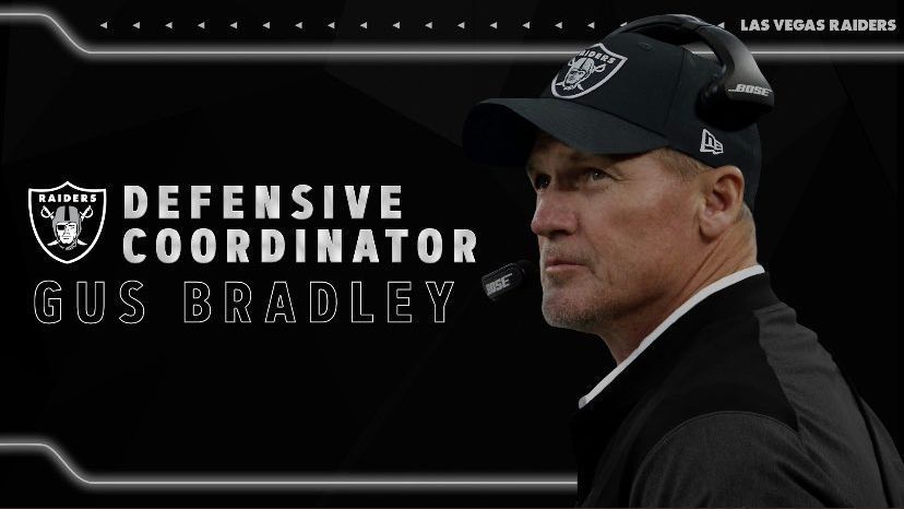 Raiders Arruinan presentation of its new defensive coordinator