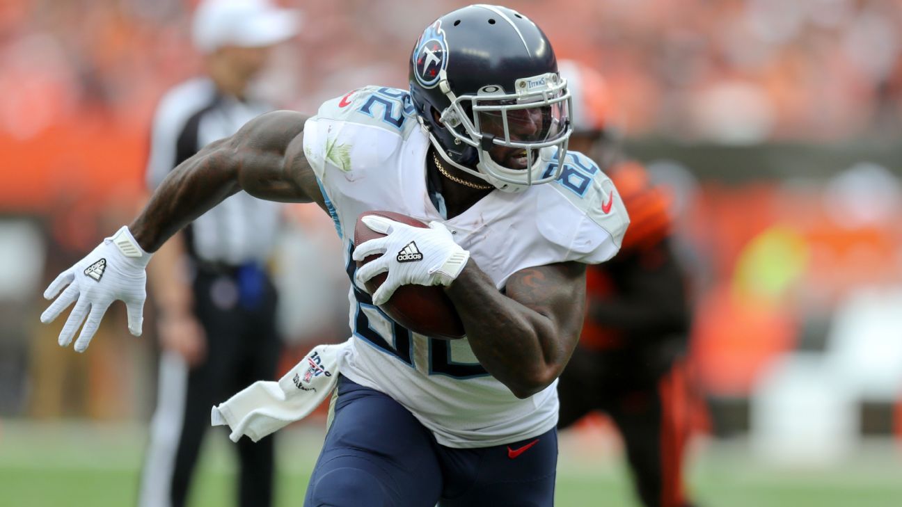 Tennessee Titans tight end Delanie Walker signs autographs before