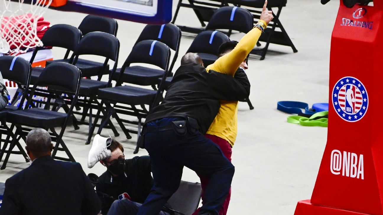 Un fan se précipite sur le terrain lors du match des Philadelphia 76ers contre les Washington Wizards dans le dernier acte d’inconduite