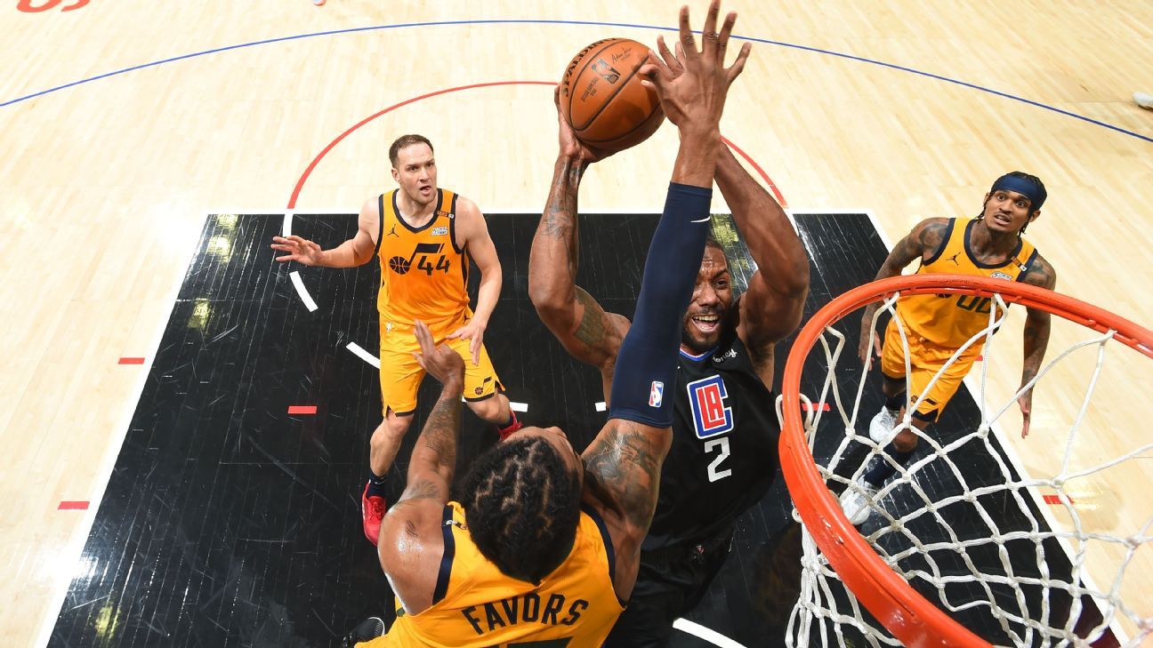 Kawhi Leonard of the LA Clippers dunks the ball against the Dallas