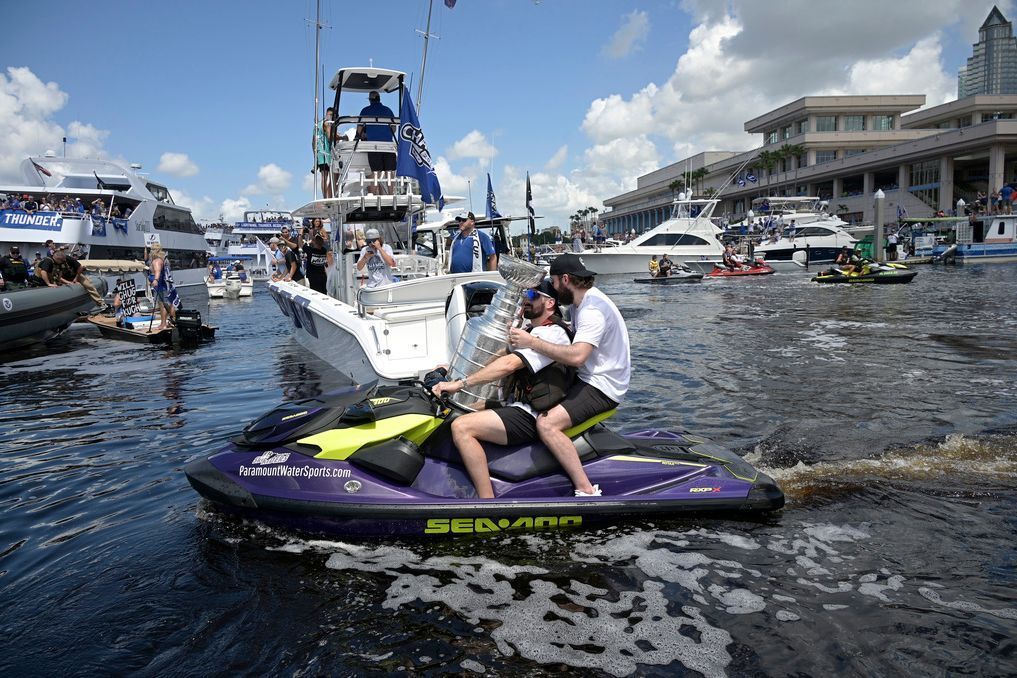 Stanley Cup dented amid Tampa Bay Lightning's second boat parade in 10