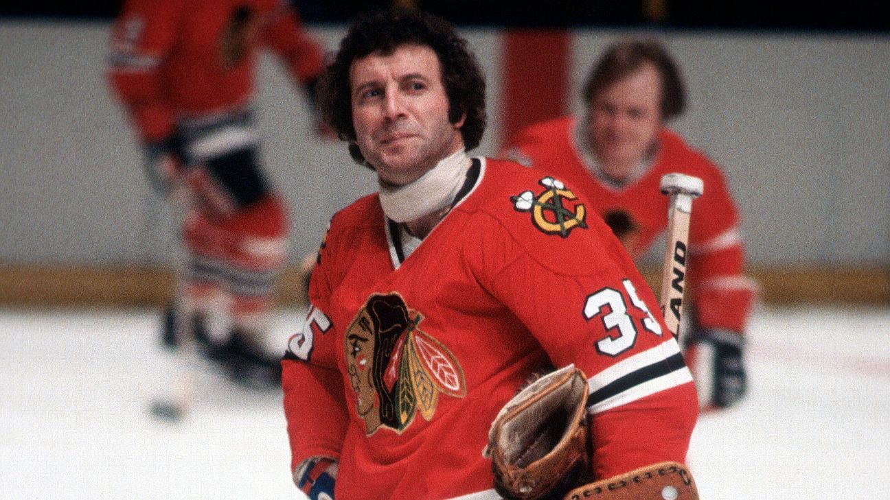 Hall of Fame Chicago Blackhawks goalie Tony Esposito dies