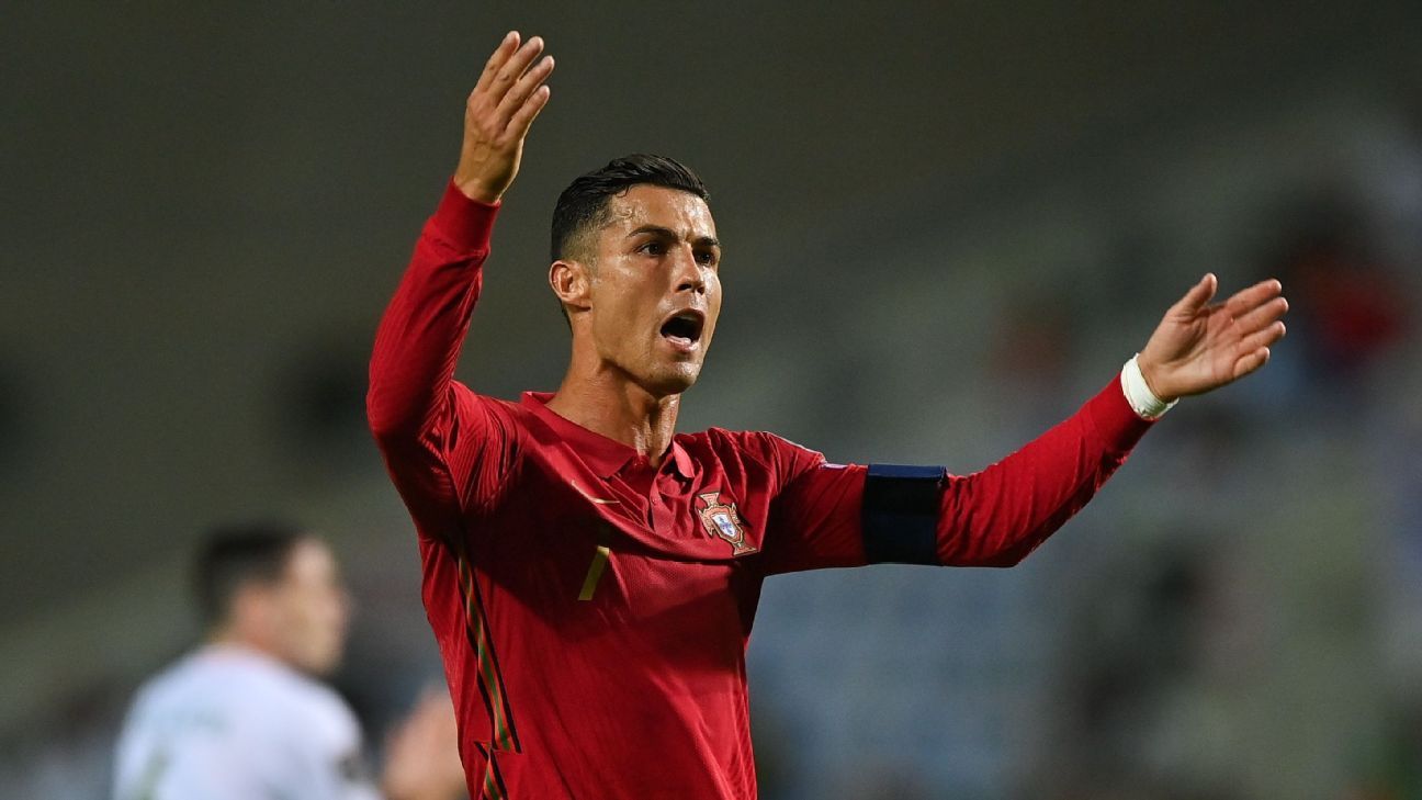 Cristiano Ronaldo dari Portugal memecahkan rekor gol pria