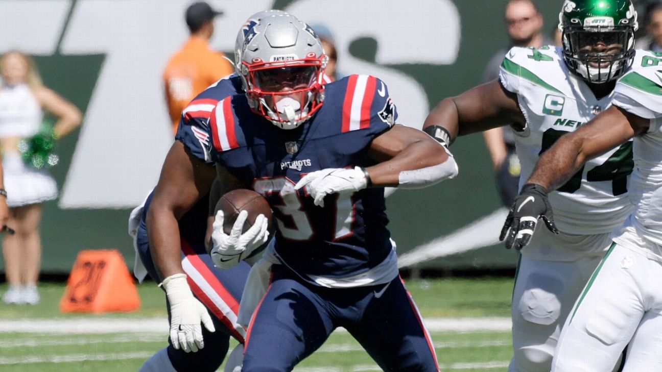 Patriots RB Damien Harris carries four Jets into the end zone on 26-yard TD run