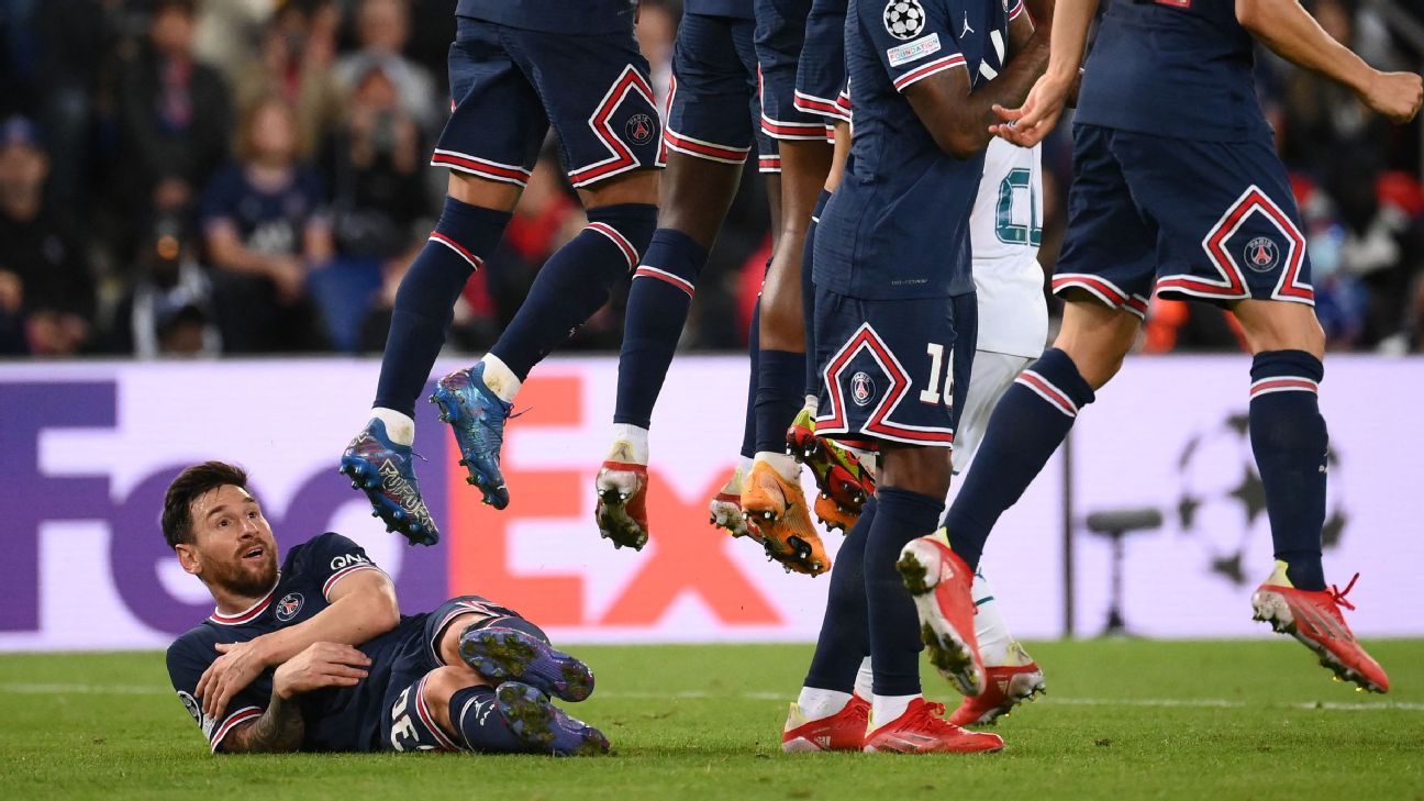 'What are you doing there?' Messi lays behind PSG wall for free kick