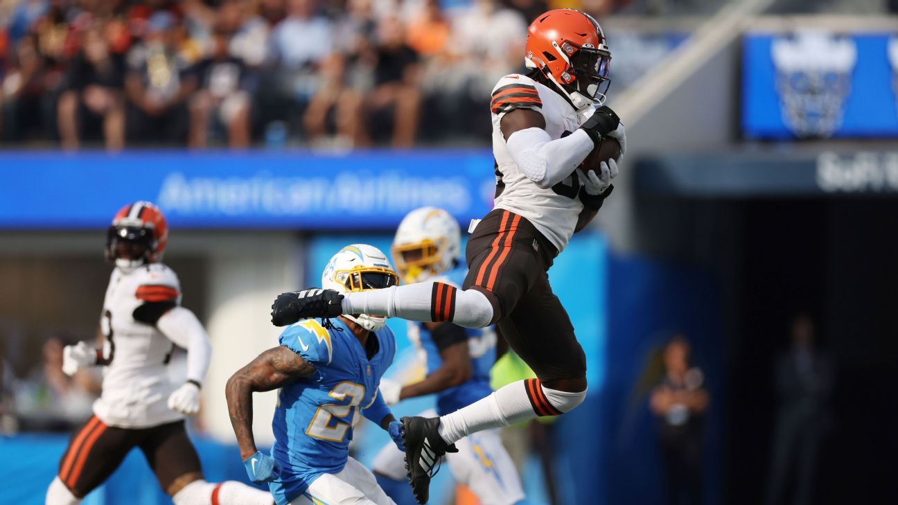 Cleveland Browns David Njoku vs. Los Angeles Chargers, October 10, 2021 