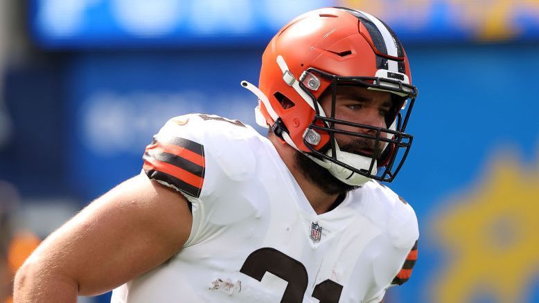 Browns place Chris Hubbard, MJ Stewart and Andy Janovich on