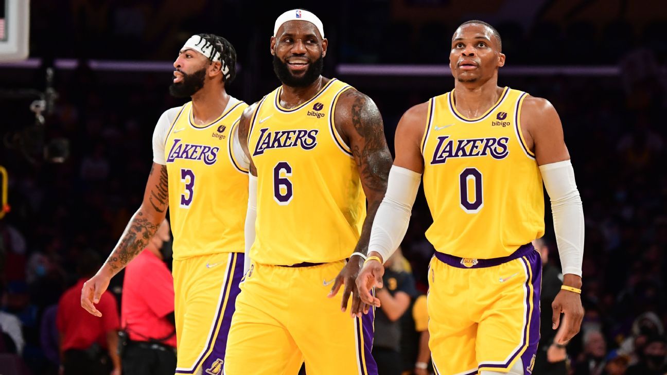 Les Lakers de Los Angeles font leurs débuts pour LeBron James, Anthony Davis et Russell Westbrook lors d’une défaite de pré-saison contre les Golden State Warriors