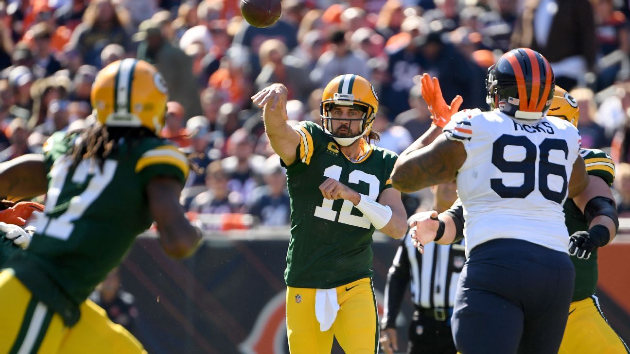 Packers QB Aaron Rodgers taunts jeering Bears fans after game-clinching TD run