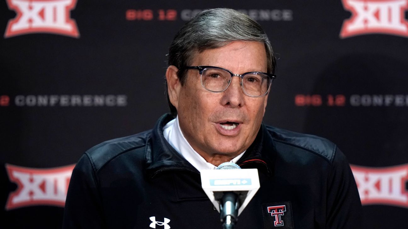 Mark Adams de Texas Tech renunció como entrenador de baloncesto masculino