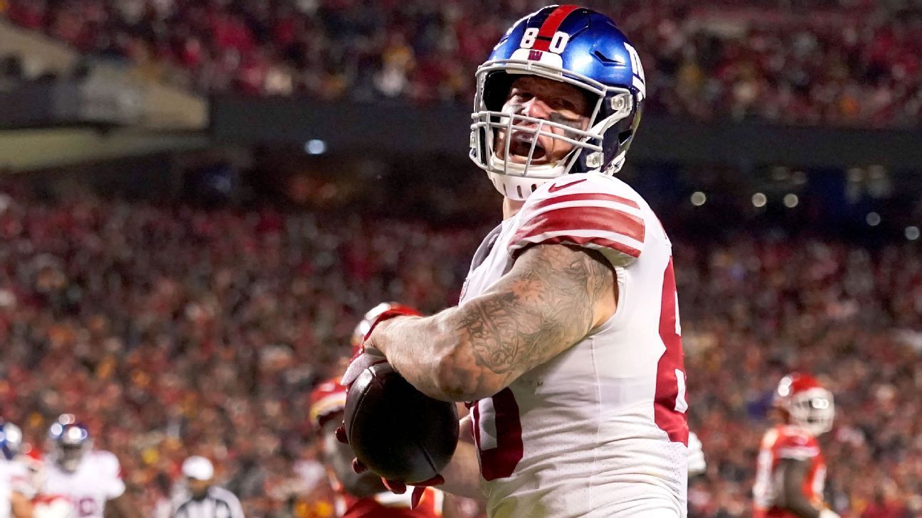 New York Giants tight end Kyle Rudolph (80) looks on against the Carolina  Panthers during an NFL football game, Sunday, Oct. 24, 2021, in East  Rutherford, N.J. (AP Photo/Adam Hunger Stock Photo - Alamy