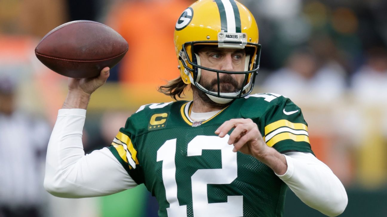 Aaron Rodgers surpasses Brett Favre with 443rd touchdown pass of Green Bay Packe..