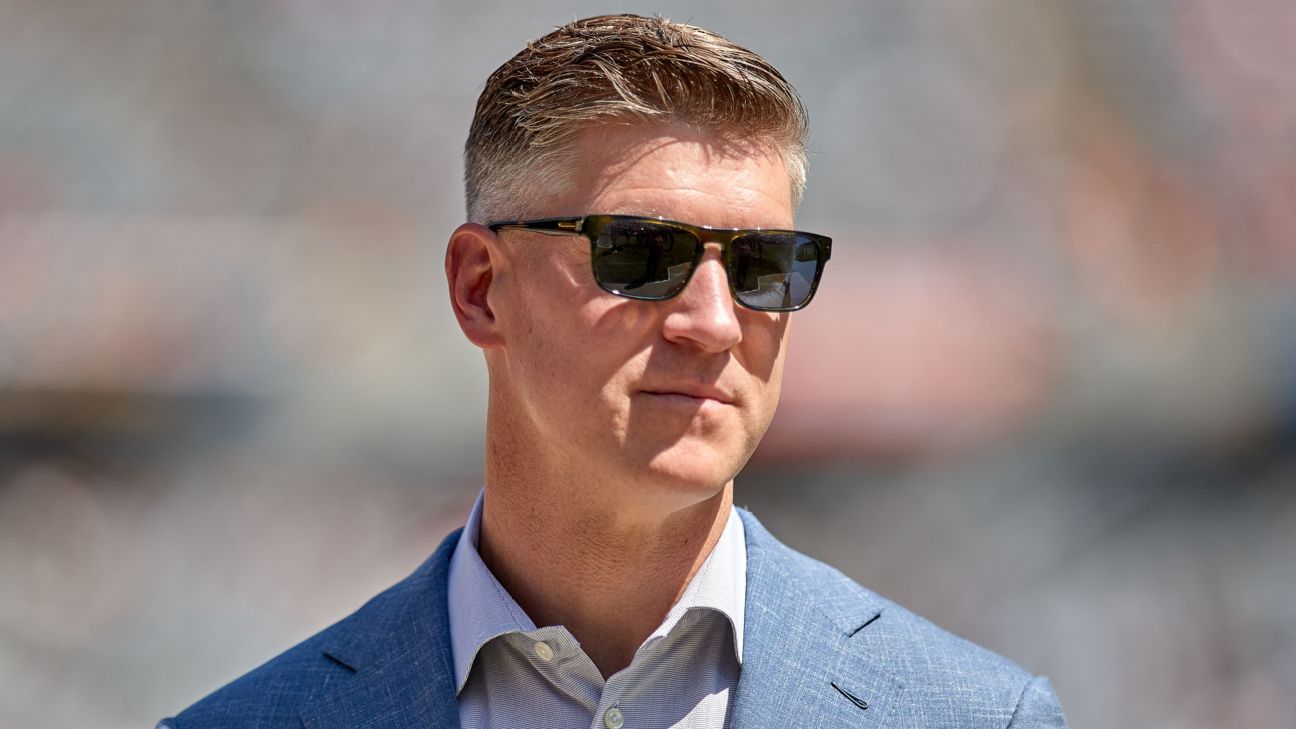 Sources: Ex-Bears GM Pace joins rival Vikings