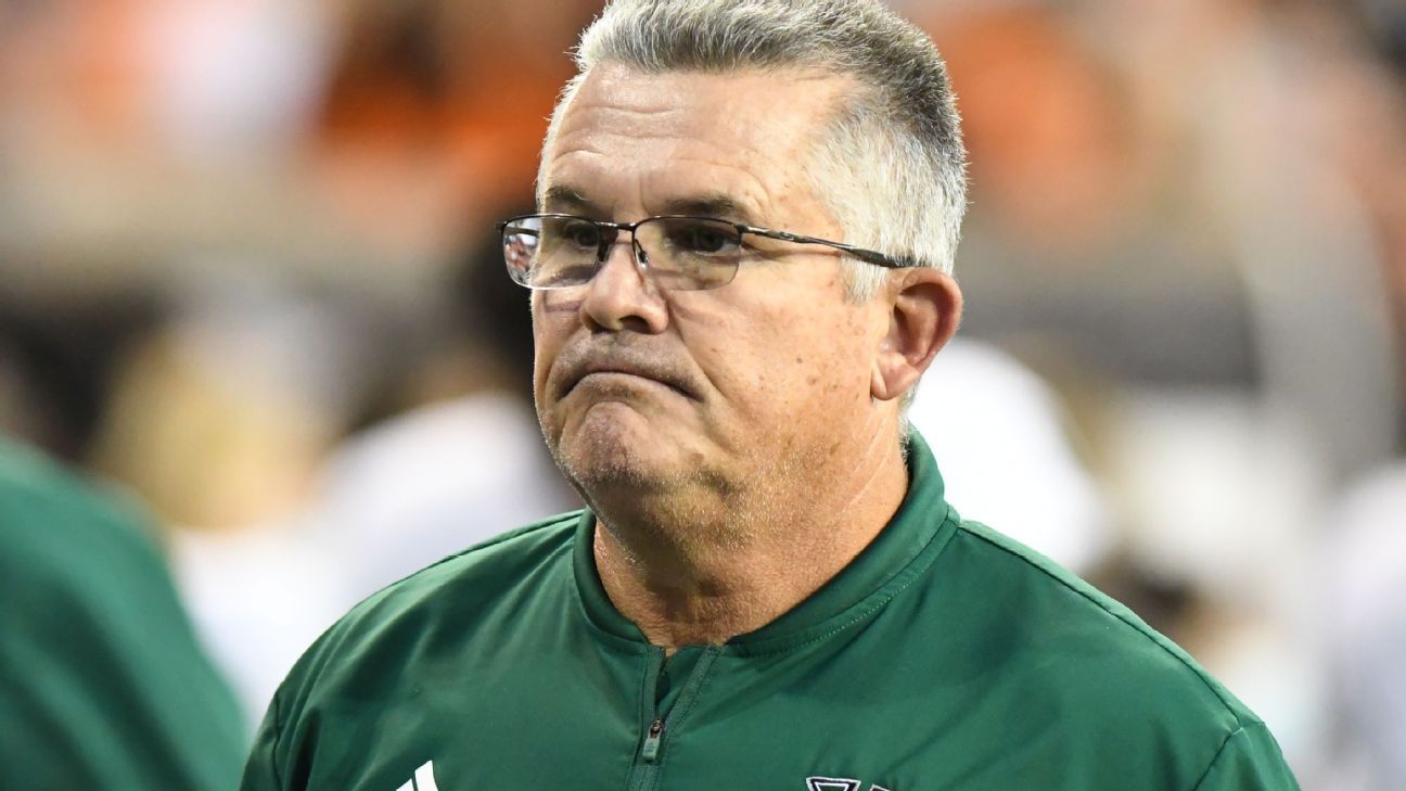 El entrenador de fútbol de los Hawaii Rainbow Warriors, Todd Graham, renunció por acusaciones de que abusó de los jugadores.