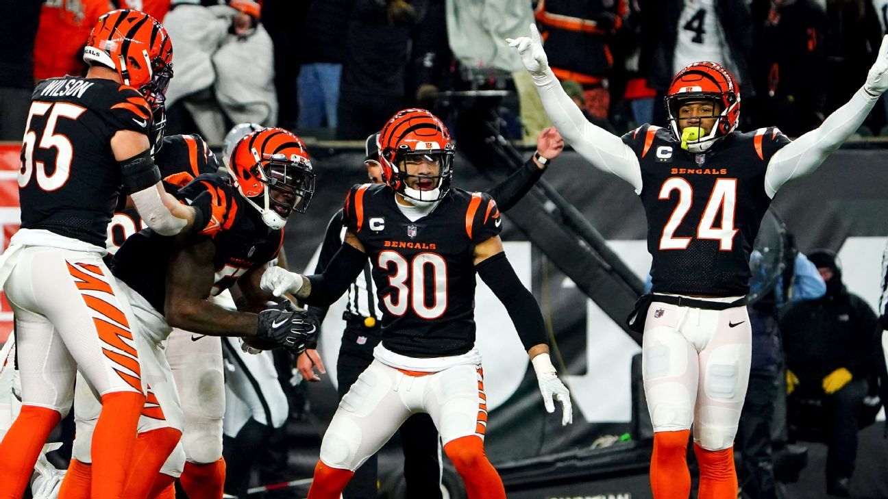 Coach Zac Taylor delivers game ball from 'first of many playoff games we  win' to frenzied Cincinnati Bengals fans at bar - ESPN