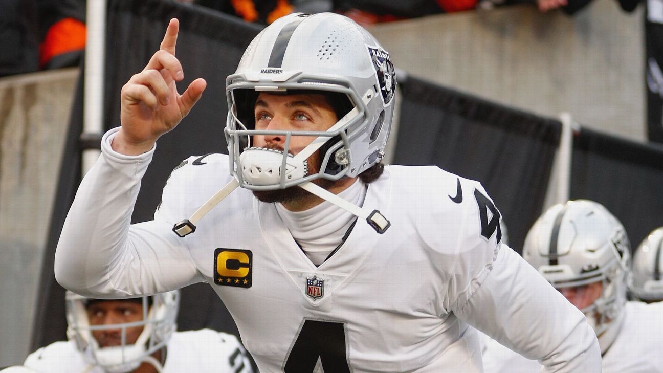 Raiders lose QB Derek Carr, fall in overtime to Chargers