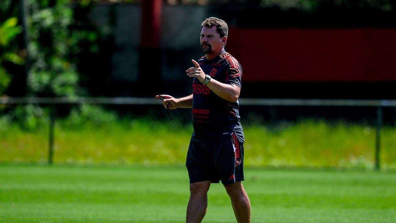 Paulo Sousa teve papo com treinador que comandará time no início de 2022 e revelou fator que o preocupa no clube