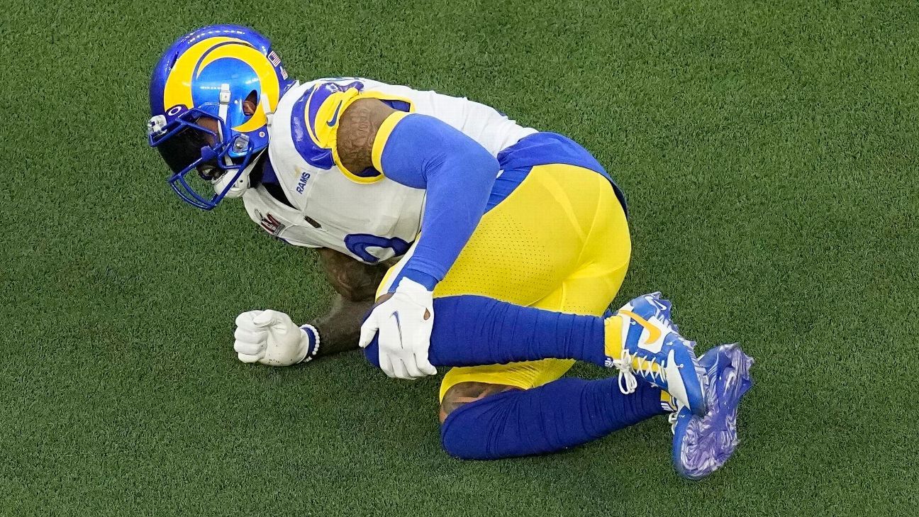 Odell Beckham Jr.  sai com lesão no joelho sem contato, retorna à linha lateral para assistir o Los Angeles Rams vencer o Super Bowl LVI