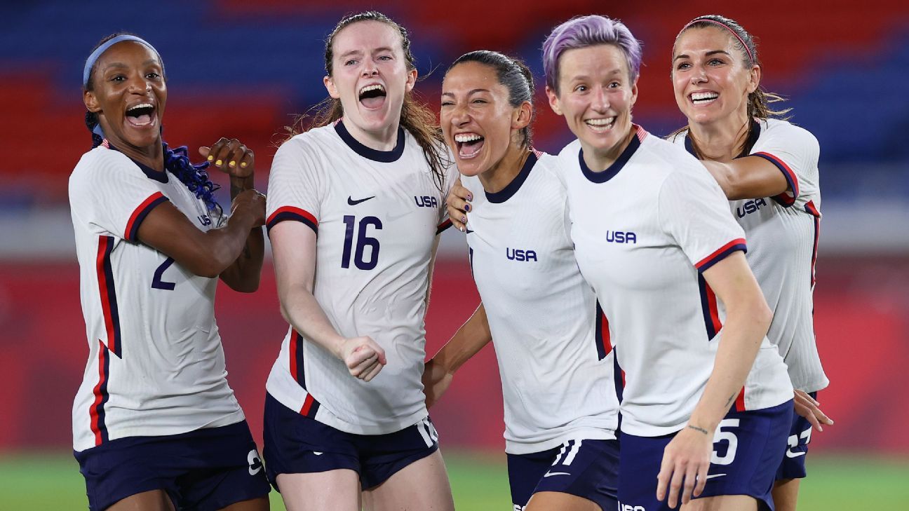 1ª seleção feminina teve uniforme herdado dos homens e superação