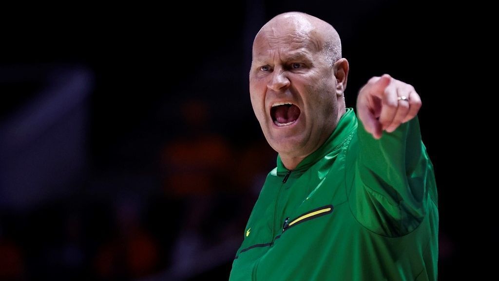 A treinadora de basquete feminino do Oregon, Kelly Graves, chama os jogadores depois que os patos caem no 2OT