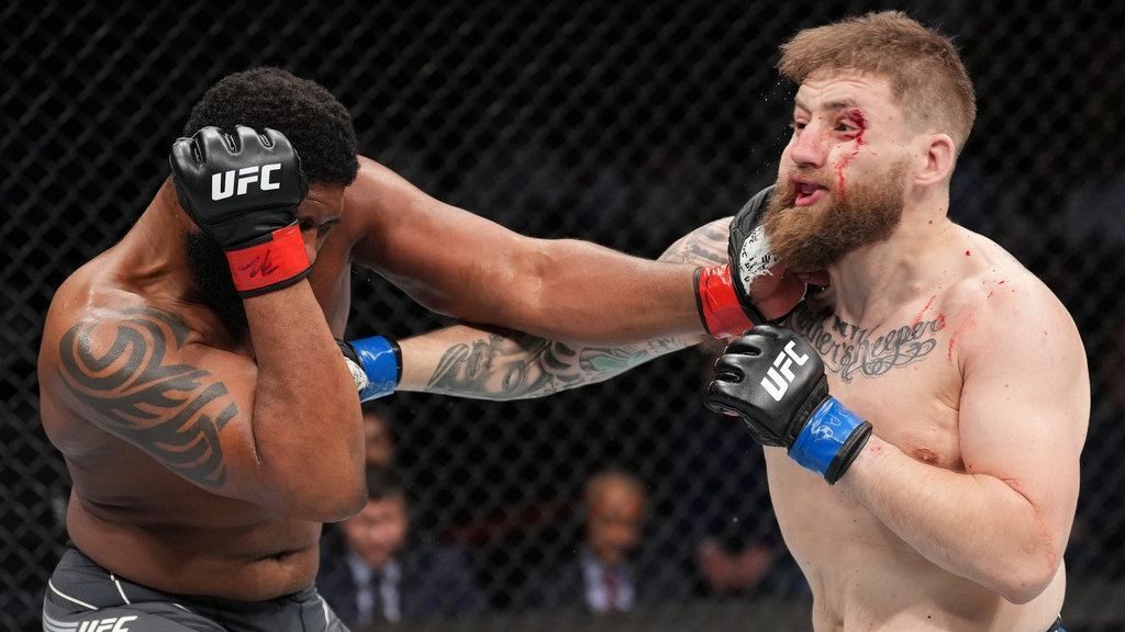 Curtis Blaydes changes things up, drops Chris Daukaus with powerful straight rig..