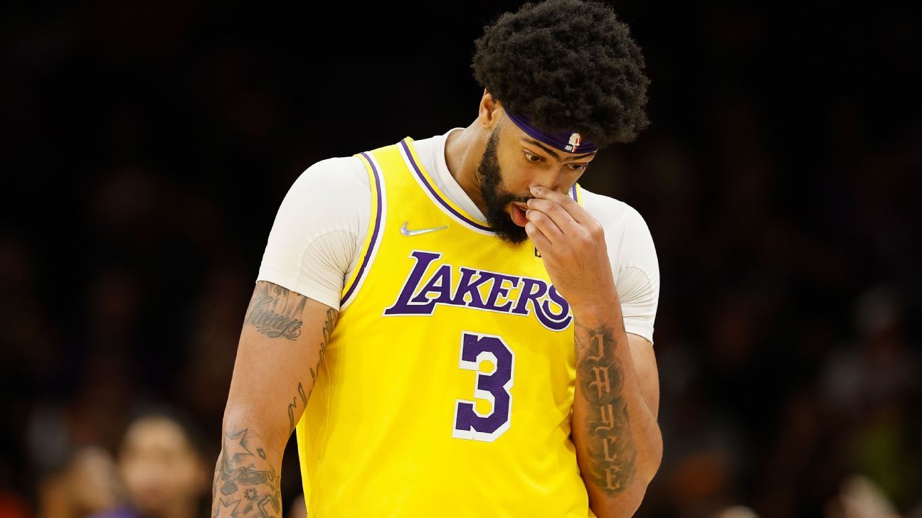 Lakers' Anthony Davis misses 2nd half with right foot injury