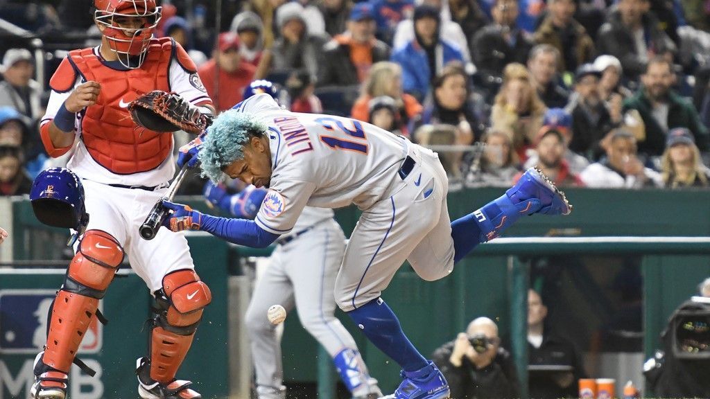 Tempers flare after Washington Nationals' Steve Cishek hits New York Mets' Franc..