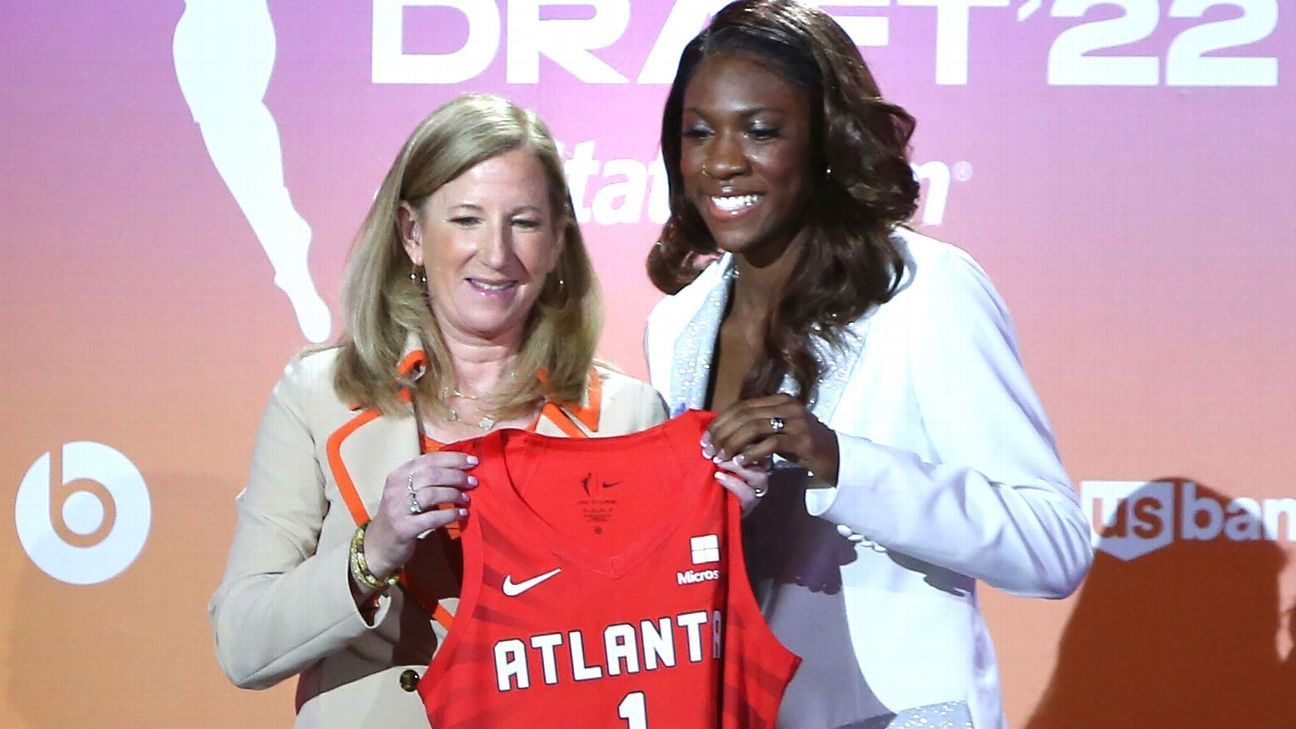 亚特兰大梦想在 WNBA 选秀中以状元签选中了肯塔基州的莱恩霍华德；  Indiana Pfeiffer 以 Baylor Nalissa Smith 位居第二