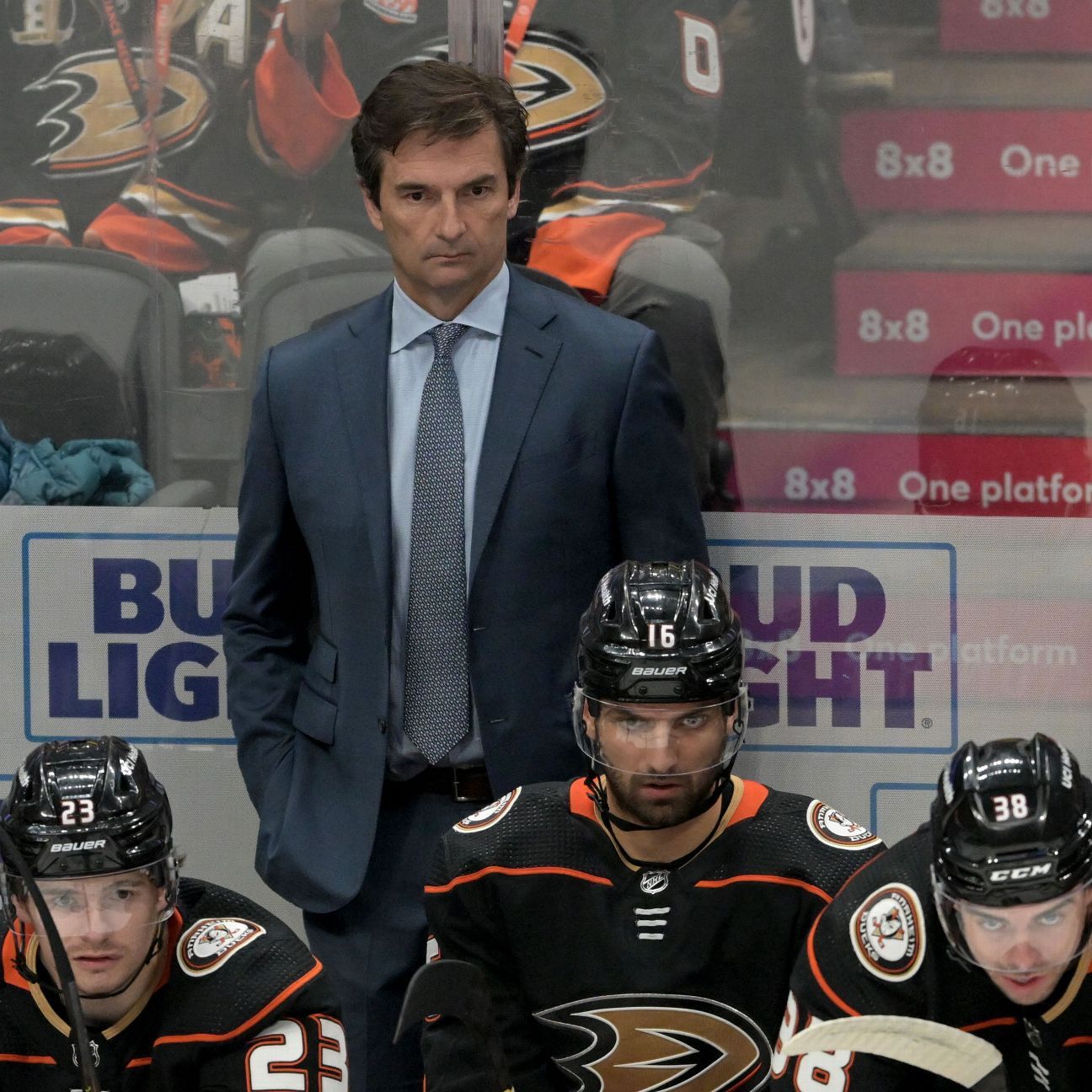 Dallas Eakins deixou o cargo de técnico dos Ducks após quatro temporadas