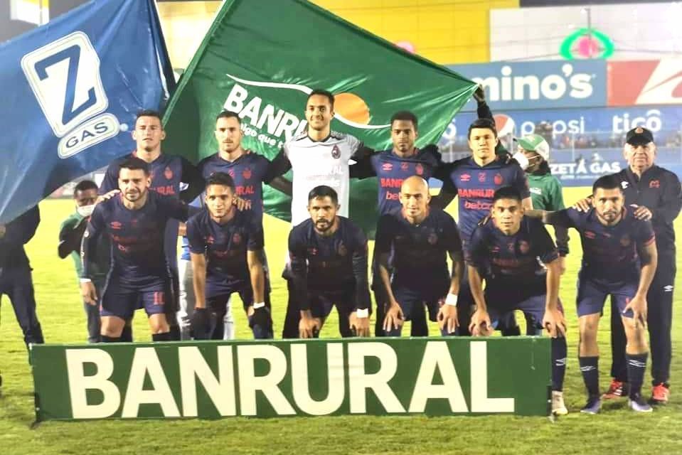 Yasniel Matos celebra para Municipal en Xela y los Rojos toman el