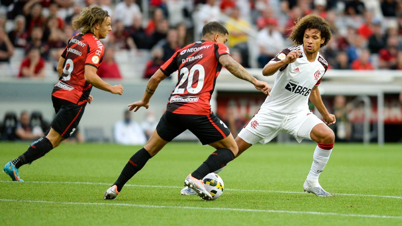 PR - Curitiba - 23/04/2022 - BRASILEIRO A 2022, ATHLETICO PR X FLAMENGO -  Vitinho jogador do Athletico-PR disputa lance com Isla jogador do Flamengo  durante partida no estadio Arena da Baixada