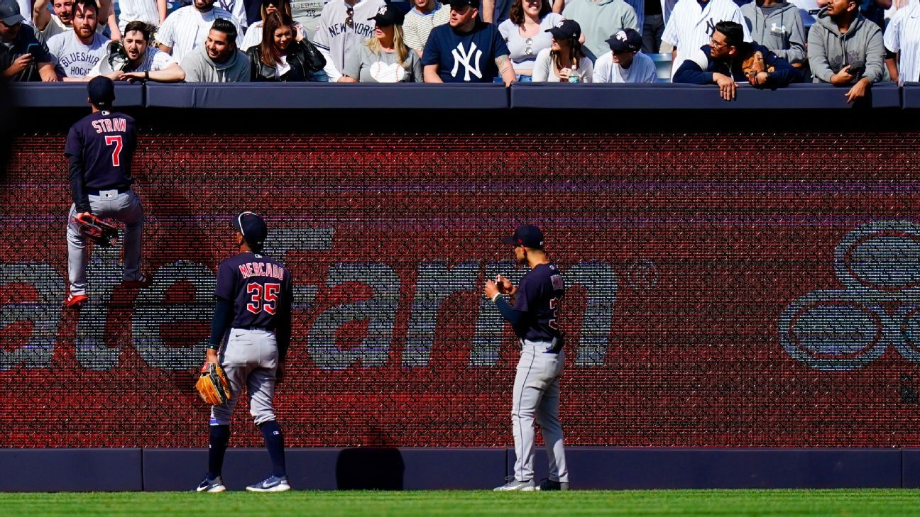 yankees bleacher creatures kicked out｜TikTok Search