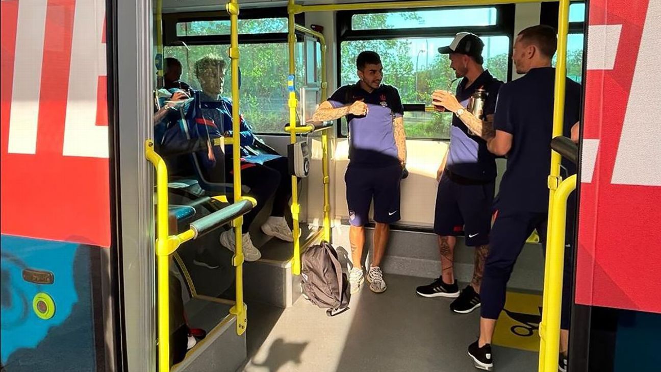 Semua naik!  Atletico, bintang Serious Madrid melakukan perjalanan ke derby di bus umum