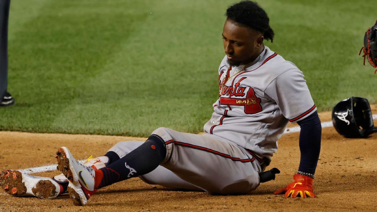 Braves 2B Albies fractures left foot during swing