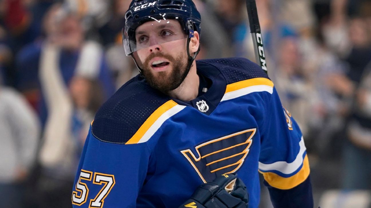 Perron signs with Red Wings after 3 Blues stints