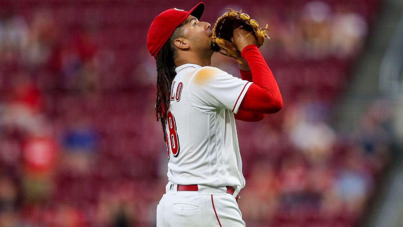 Luis Castillo strikes out 8 in win, departs to standing ovation after  likely final start with Cincinnati Reds - ESPN
