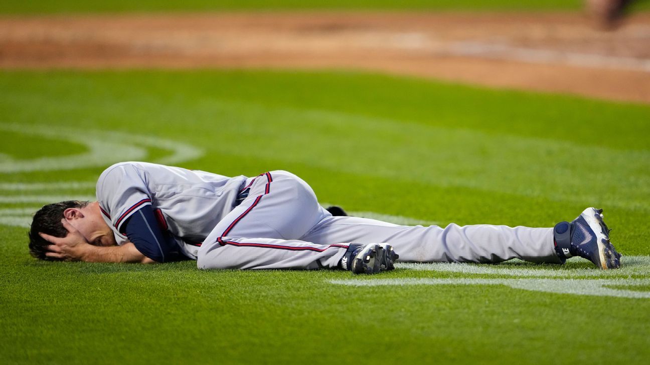 Video: Max Fried smacks his head on ground after making throw