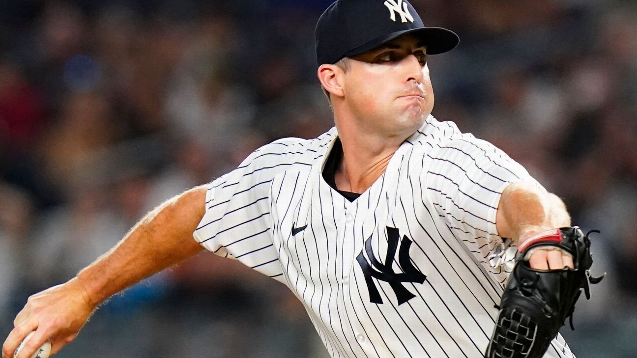 Yankees closer Clay Holmes tosses a bullpen session at Yankees camp