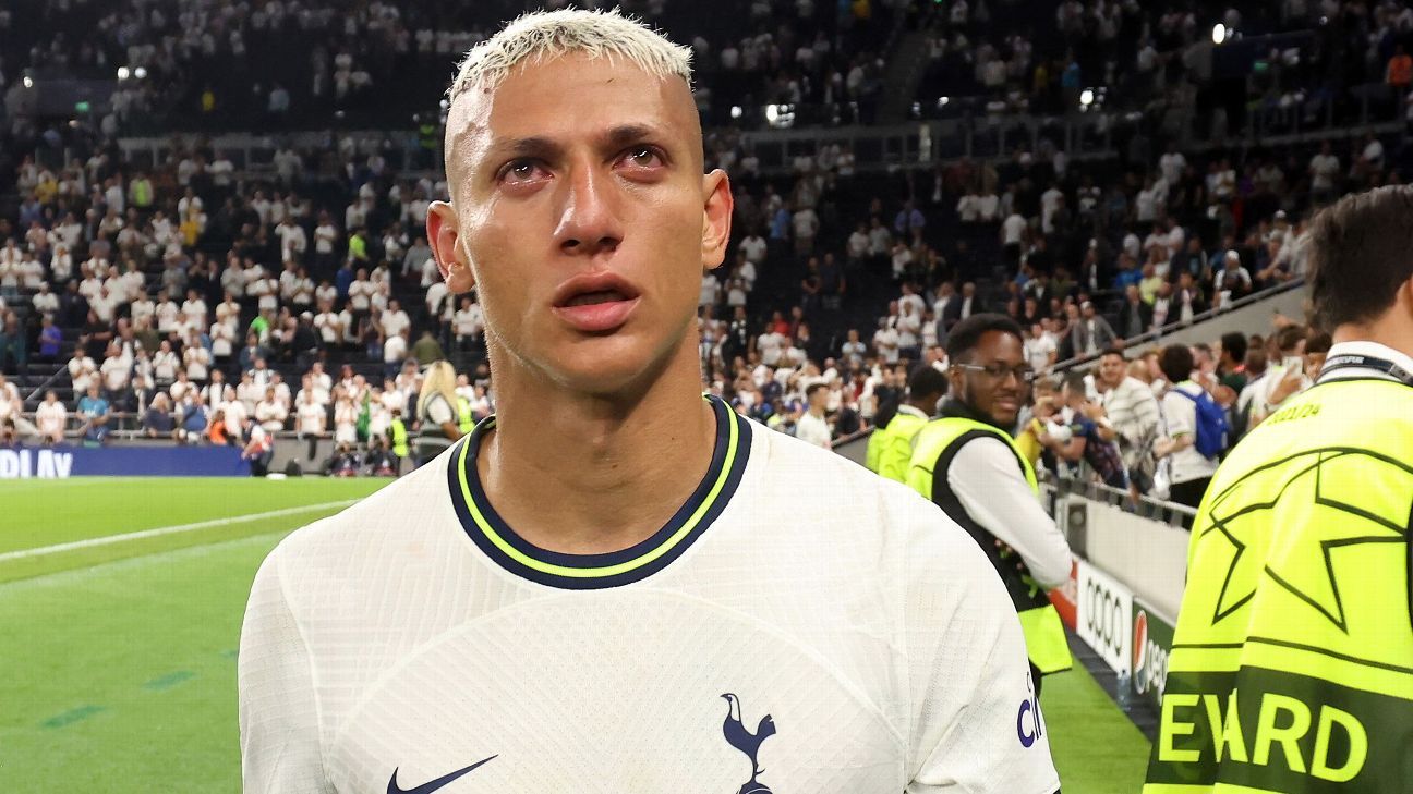 Richarlison se emociona em estreia na Champions, chora ao festejar gol