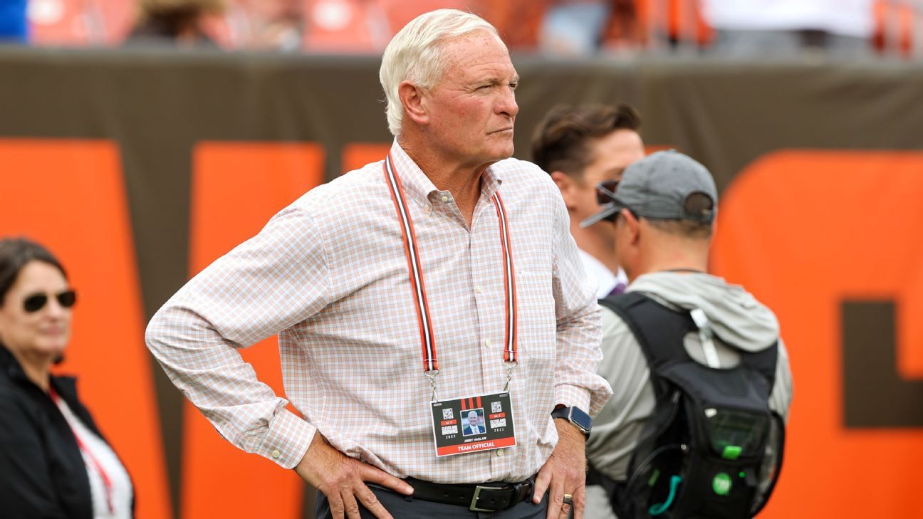 Fan arrestado por arrojar una botella al propietario de los Cleveland Browns, Jimmy Haslam, el domingo