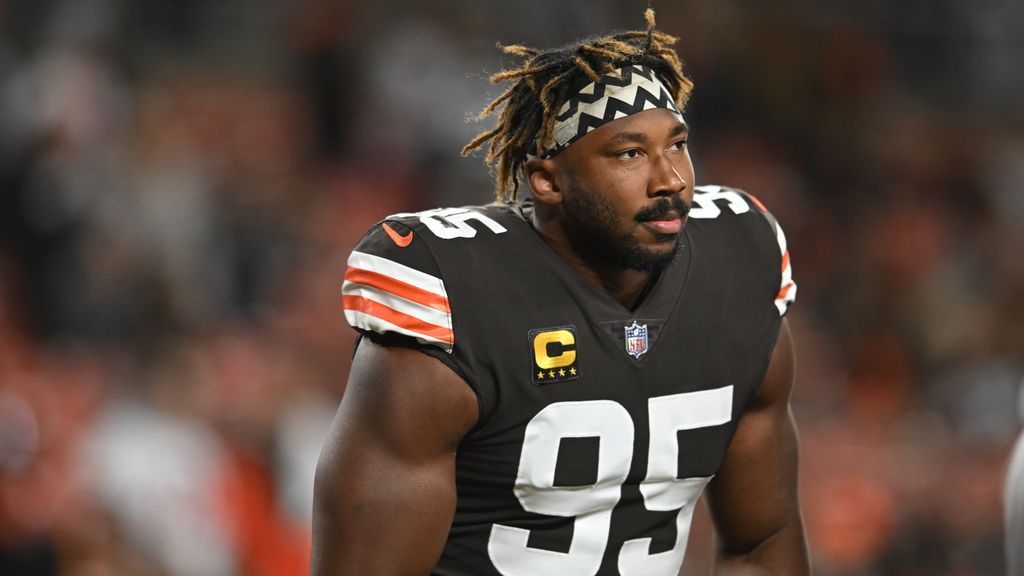 Cleveland Browns star Myles Garrett expected to be affected by sprained  shoulder for 2-4 weeks, source says - ESPN